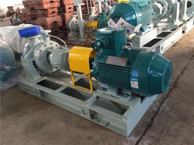 一排排大型精密设备高速运转