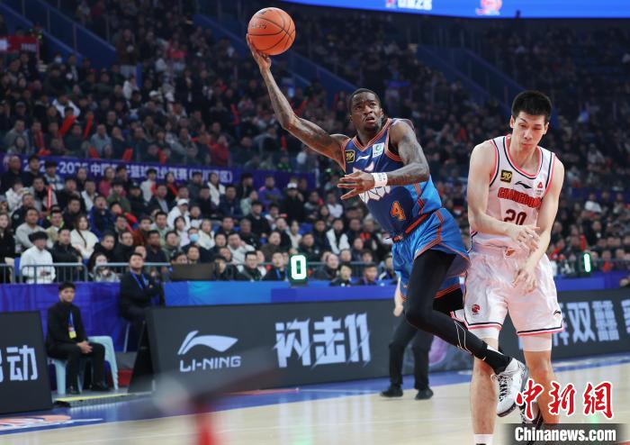 四川男篮104-94逆转击败广东：亨特25分8篮板7助攻