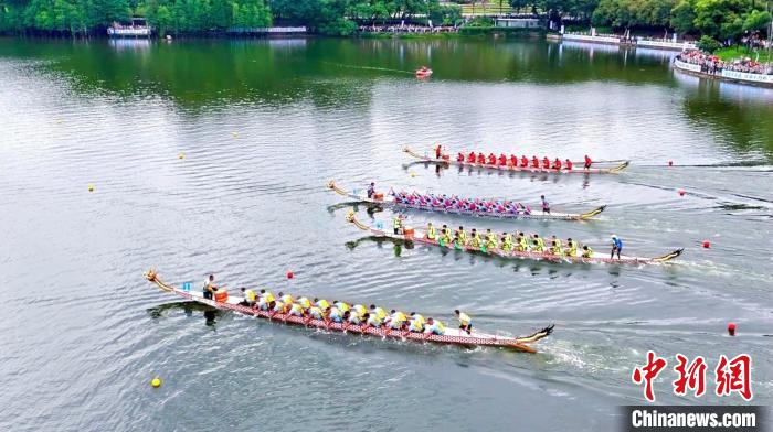 广州龙舟锦标赛暨水上嘉年华开幕 25支队伍竞逐