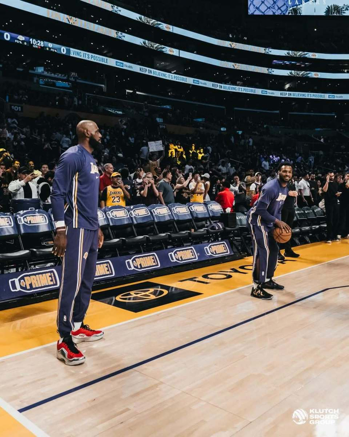 勒布朗-詹姆斯晒赛场照自嘲幸运本赛季数据亮眼