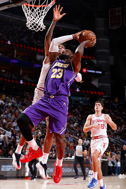 詹姆斯：火箭篮板实力冠绝联盟 重申团队拼抢策