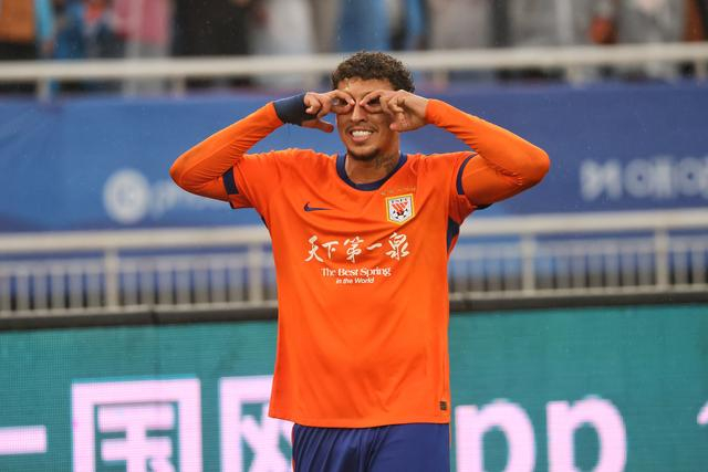 山东泰山迎战上海海港 克雷桑刘洋复出阵容调整